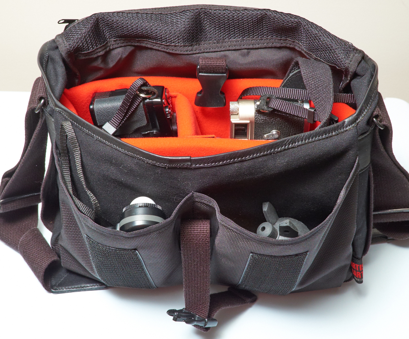 Review: The Artisan & Artist ACAM 7100 Small Camera Bag for the